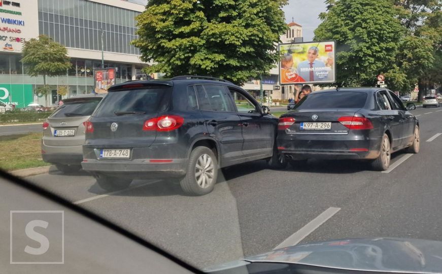 Vozači, oprez: Udes kod Zemaljskog muzeja, gužve u saobraćaju