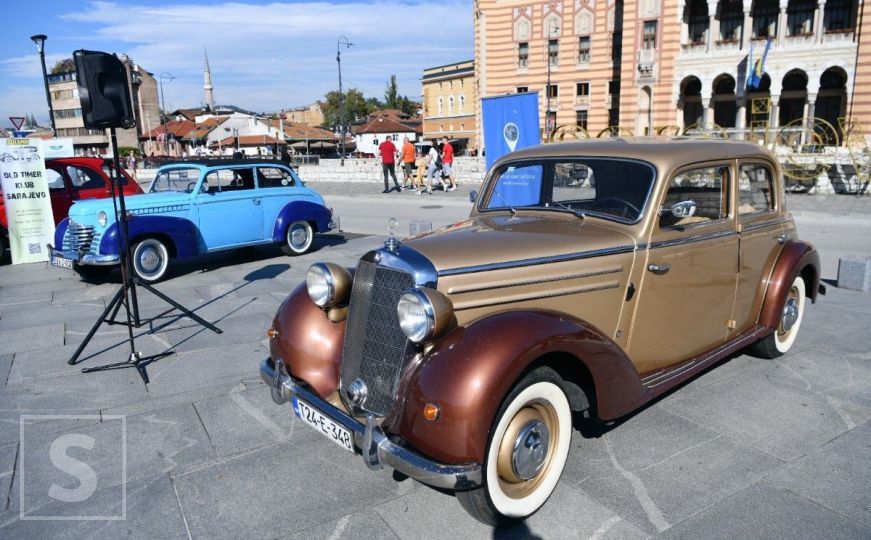 Oldtimeri zasjali jutros u Sarajevu: Pogledajte show limenih "dedica" na platou ispred Vijećnice