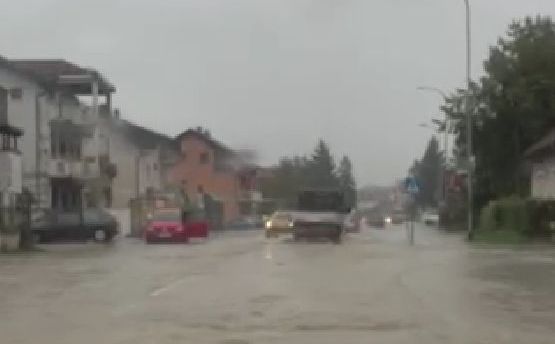 Nevrijeme stiglo u BiH: Ulice pod vodom, kolaps u saobraćaju