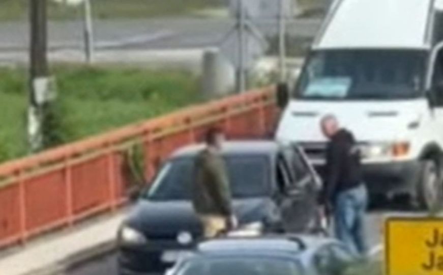 Objavljen video sukoba na cesti u BiH: Izašao iz Golfa i palicom napao drugog vozača