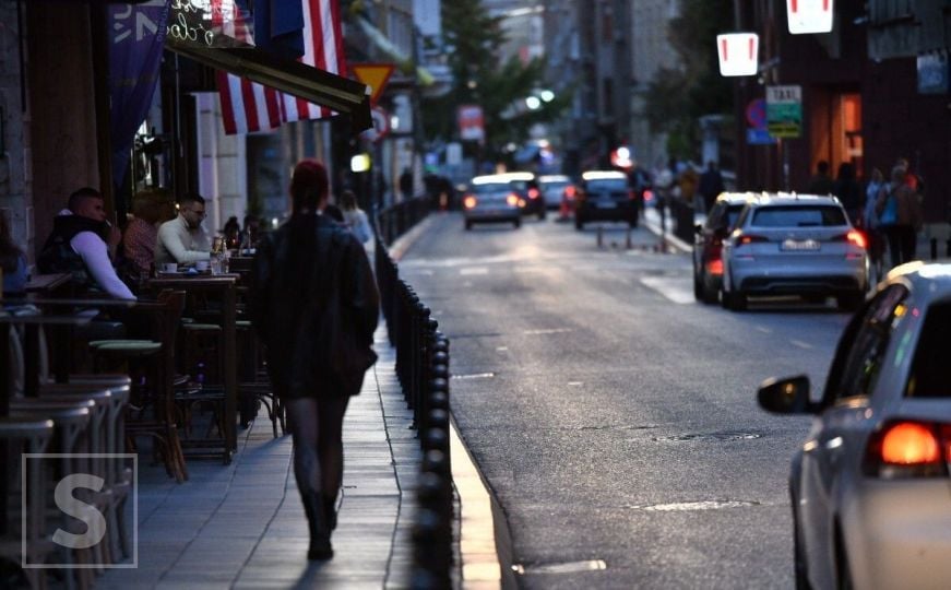 Večernja šetnja Sarajevom: Iako je vrijeme za topliju garderobu, neki još nose ljetnu