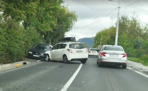 Težak udes na izlazu iz Sarajeva: Povrijeđene dvije osobe, hitne službe na terenu