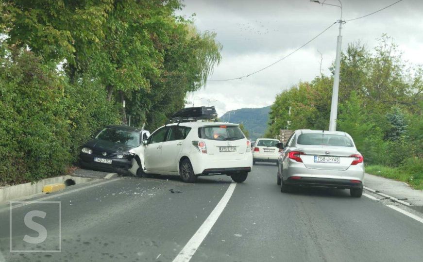 Težak udes na izlazu iz Sarajeva: Povrijeđene dvije osobe, hitne službe na terenu