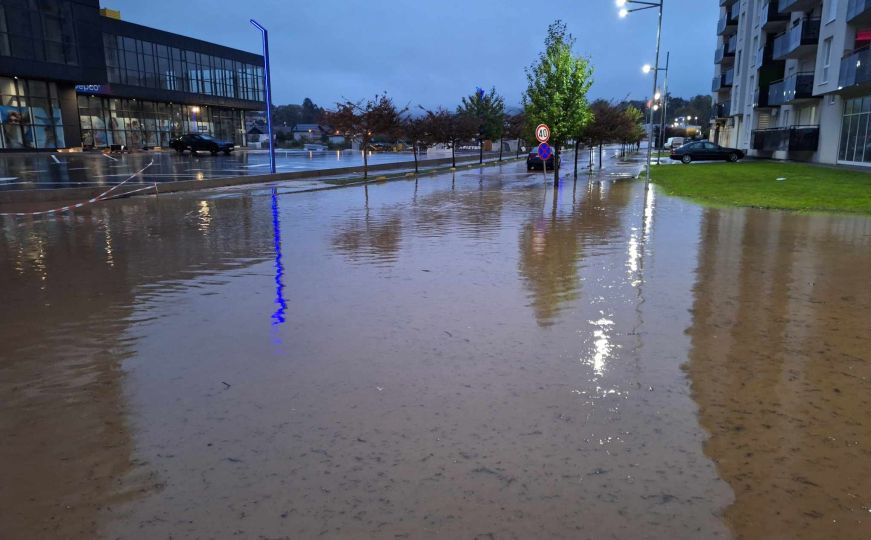 Još jedan bh. grad osvanuo pod vodom: Obilne padavine izazvale velike poplave, odgođena nastava