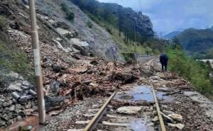 Novi snimak iz Jablanice: Klizište odnijelo cestu i prugu