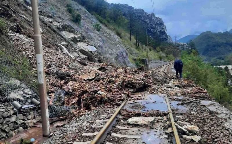 Novi snimak iz Jablanice: Klizište odnijelo cestu i prugu