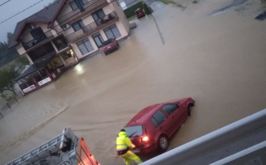 Pomozi.ba pokrenulo akciju za pomoć unesrećenim u poplavama u BiH