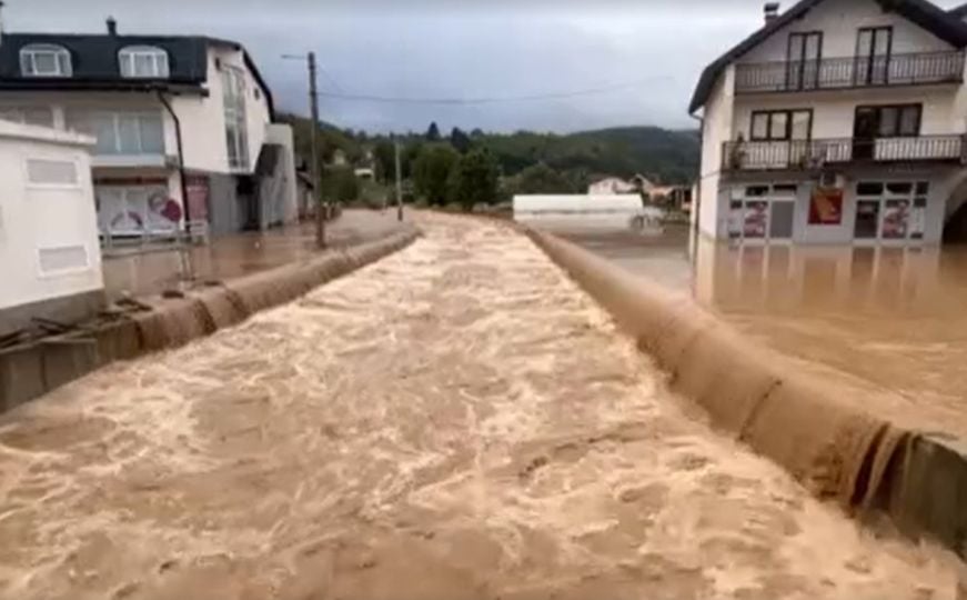 Apokaliptične scene u Kiseljaku: Kroz ulice prolazi vodena bujica, pogledajte snimak