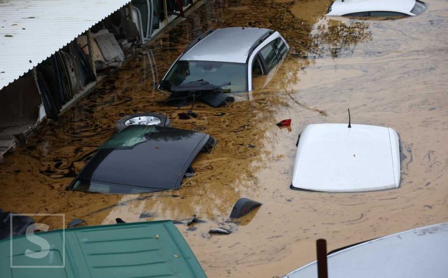 Novi snimci iz Kiseljaka: Brojni automobili u potpunosti pod vodom, sve hitne službe na terenu