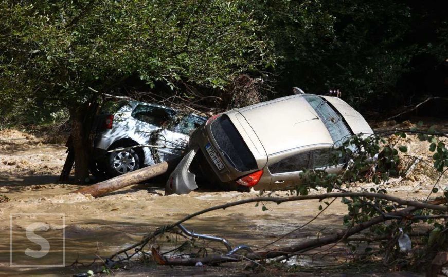 Potresni prizori iz Fojnice: Pričinjena velika materijalna šteta, voda nosi sve pred sobom