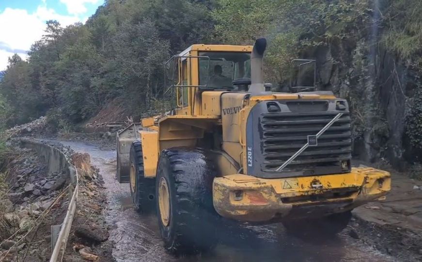 Stanje u Jablanici katastrofalno: Mještani i službe se još uvijek bore sa vodom