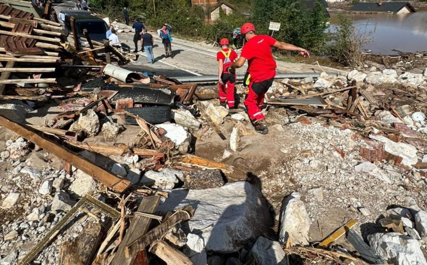 Heroji: Oko 60 članova GSSuBiH na terenu pruža pomoć pogođenima u poplavama