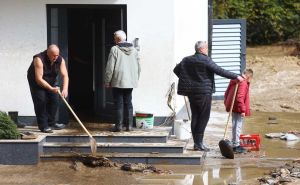 Humanitarna organizacija pruža pomoć bebama pogođenim katastrofalnim poplavama