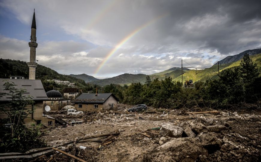 Simbol nade u teškim vremenima: Duga iznad minareta potopljene džamije u Donjoj Jablanici