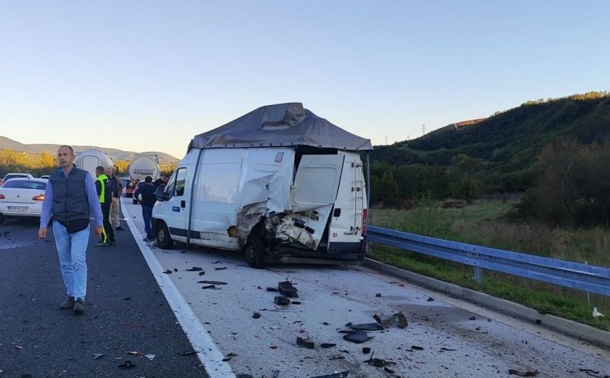 Saobraćajna nesreća kod Sarajeva: Dvije osobe prevezene na KCUS