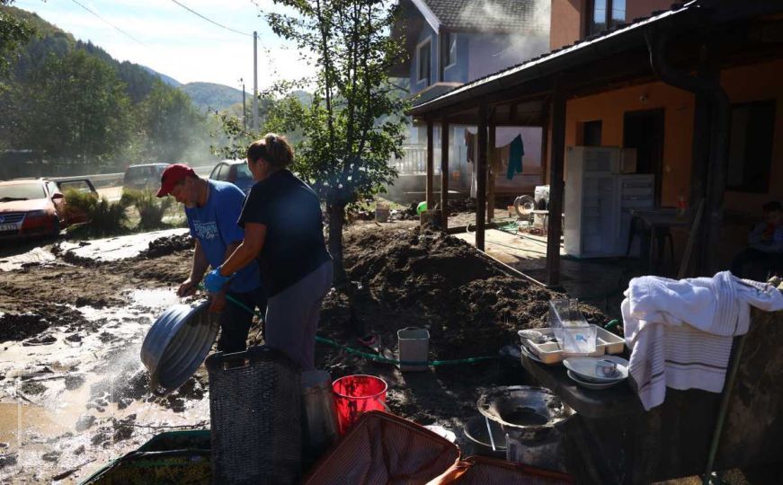 Obišli smo područje Fojnice: Mještani i volonteri čiste mulj i blato, strahuju od novih poplava