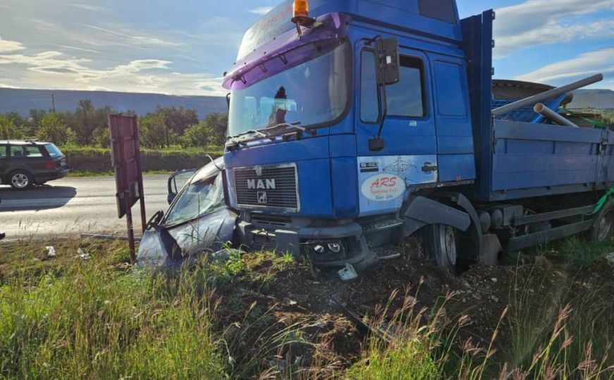 Saobraćajna nesreća u BiH: Na terenu vatrogasci, policija i hitna pomoć