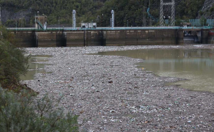 Alarmantno: Gomila otpada na brani Grabovica, stručnjaci upozorili na moguće pucanje brana