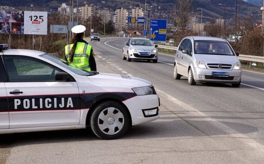 Teška saobraćajna nesreća u BiH: Vozilom sletio u rijeku, više osoba ostalo zarobljeno u automobilu