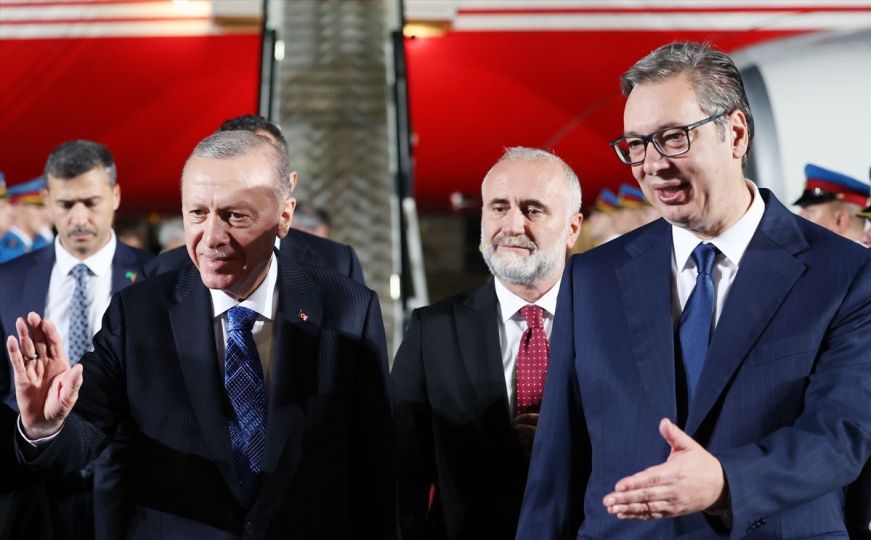 Erdogan stigao u Beograd, Vučić mu priredio srdačan doček na aerodromu