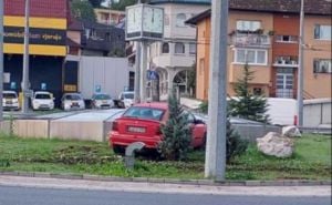 Nesvakidašnja scena u Sarajevu: Popio, pa 'parkirao' na zelenu površinu kružnog toka u Hrasnom