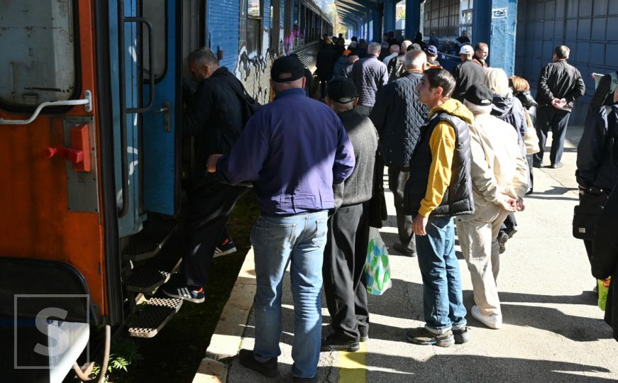 Iz Sarajeva krenuo voz prema Jablanici: Građani idu na dženazu žrtvama poplava i klizišta