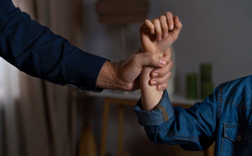 Slučaj koji je šokirao BiH: Fizički napad na profesoricu podiže pitanje autoriteta u obrazovanju