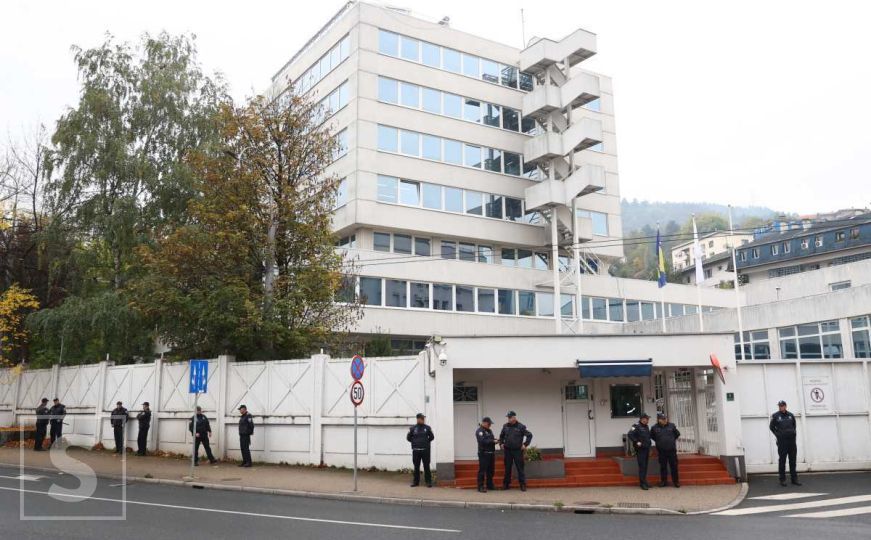 Protesti u Sarajevu: Blokiran saobraćaj kod zgrade OHR-a