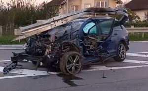 Stravična saobraćajna nesreća u BiH: Od siline udara, motor ispao iz automobila