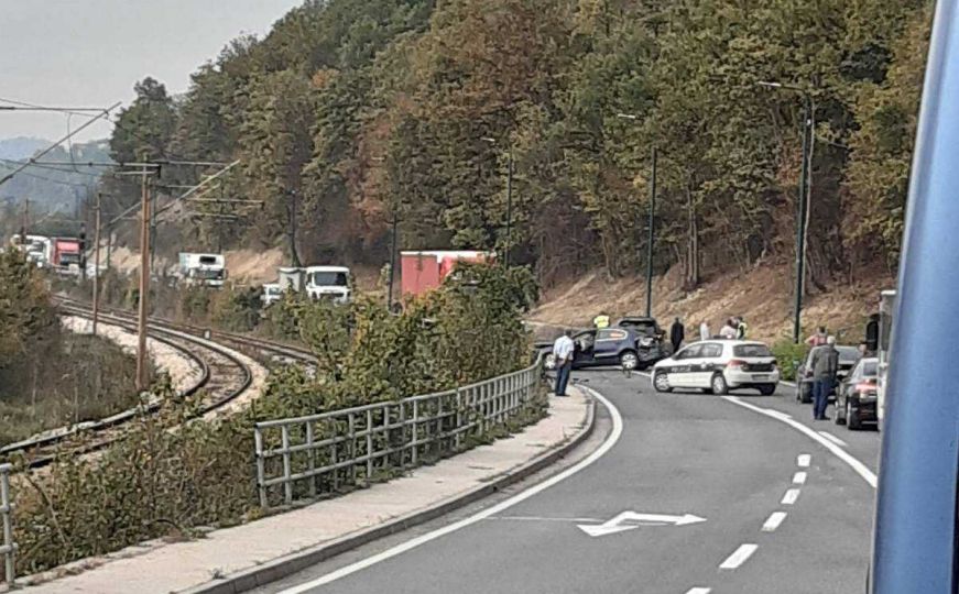 Sudar tri vozila na sjevernom izlazu iz Sarajeva: Jedna osoba povrijeđena