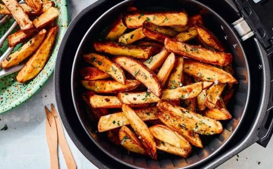 Važni savjeti: Ove 3 namirnice nikad ne biste smjeli stavljati u air fryer