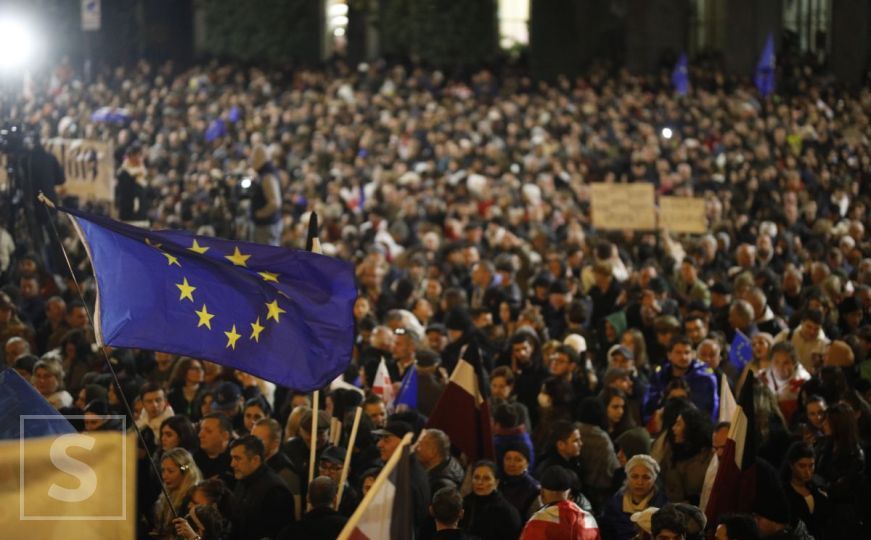 Desetine hiljada ljudi na ulicama protestuju nakon sumnjive pobjede milijardera bliskog Rusiji