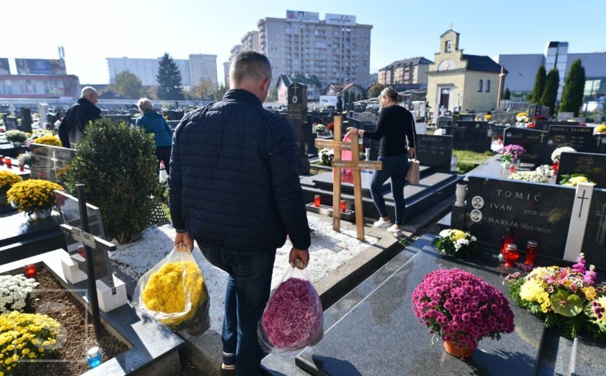 Svi sveti u Sarajevu: Molitve, cvijeće i svijeće za najmilije