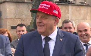 Dodik pozirao s Trumpovim kačketom: Evo šta je pisalo na njemu