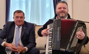 Dodik se opet sramoti: Nakon koktela zapjevao uz harmoniku za pobjedu Trampa