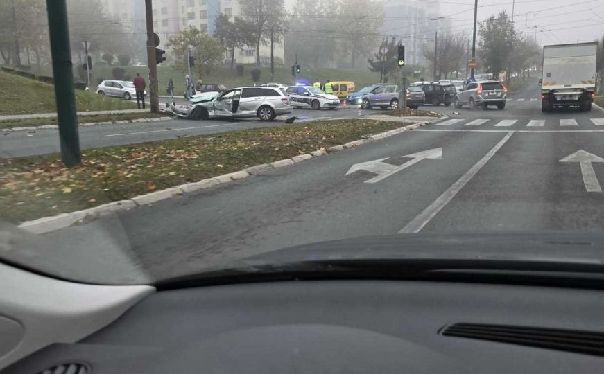 Saobraćajna nesreća u Sarajevu: Dvije osobe povrijeđene, velike gužve u ovom dijelu grada