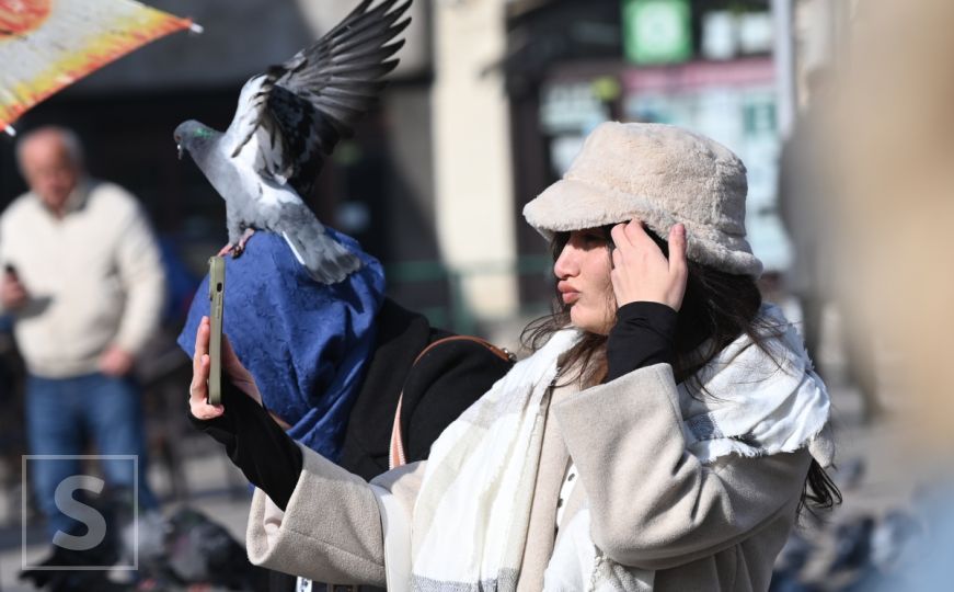 Sunčani novembar na Baščaršiji: Brojni Sarajlije i turisti uživaju u hladnom, ali vedrom danu