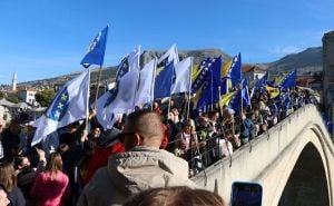 Skokom bez aplauza i bacanjem cvijeća u Neretvu: Obilježena 31. godišnjica rušenja Starog mosta