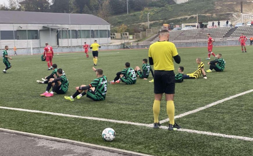 Nova lakrdija u bh. fudbalu: Gostujući igrači zbog sudije sjeli na teren, evo kako je on reagovao