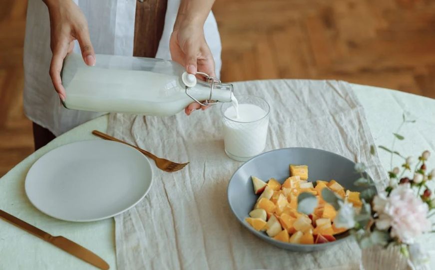 Naučnici otkrili i upozorili: Evo ko nikako ne bi smio piti kravlje mlijeko