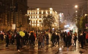 Pojavio se snimak s protesta u Beogradu: Pogledajte kako su građani otjerali batinaše