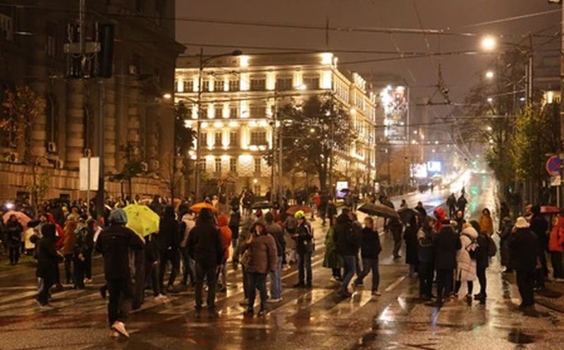 Pojavio se snimak s protesta u Beogradu: Pogledajte kako su građani otjerali batinaše