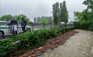 Poplave u Italiji: Bujica povukla automobile u more, objavljeni snimci