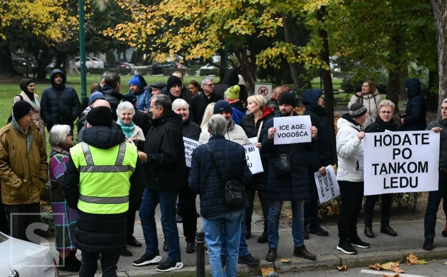 Građani se okupili ispred Vlade Kantona Sarajevo: 'Hodate po tankom ledu'