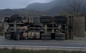 Kamion se prevrnuo nakon sudara s automobilom, ima povrijeđenih