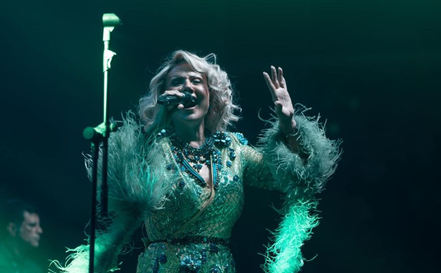 Lepa Brena prekinula koncert u Tuzli: Obuzele je emocije, grcala u suzama