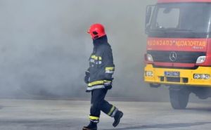 Žena zaboravila da isključi ringlu na šporetu, požar se proširio na tri kuće