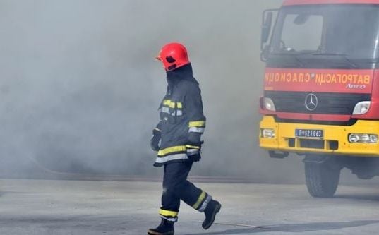 Žena zaboravila da isključi ringlu na šporetu, požar se proširio na tri kuće