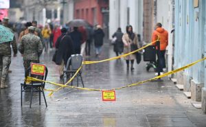 Foto kritika | Sarajlije, oprez: Ponovo su počeli odroni fasada, hodajte sredinom Ferhadije!