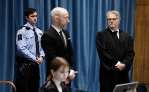 Norveški masovni ubica Anders Breivik ponovo traži slobodu: Pogledajte kako se pojavio u sudnici